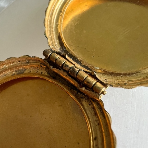 Vintage Gold-Tone Double Photo Locket Patent Pending Etched Floral Heart Motif - Picture 3 of 8